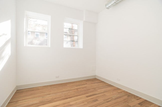 Building Photo - 2028 N Oakley Ave