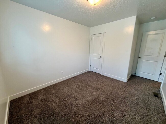 Building Photo - Wow! No Rent Until September! Updated 3 Bed 2.5 Bath Townhome for Rent in North Ogden!