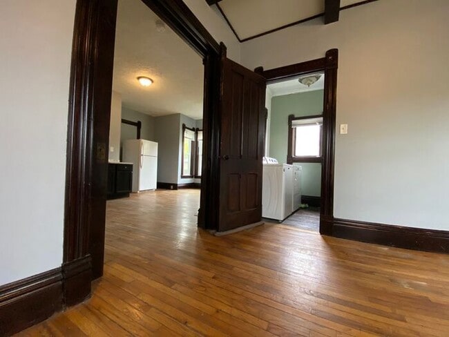 Building Photo - 1 bedroom MAIN floor apartment in Niles