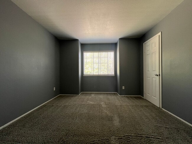 Building Photo - Stunning Open Home In Willow Creek Estates
