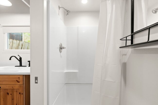 Building Photo - Cozy Studio in West Linn
