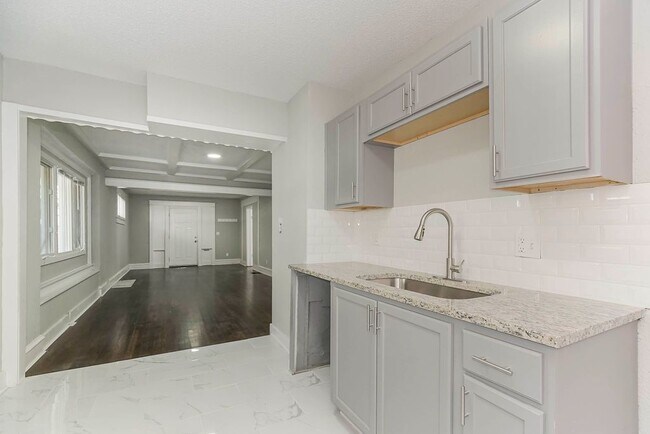 Building Photo - Spacious 5-Bedroom Home with 2 Full Bathro...