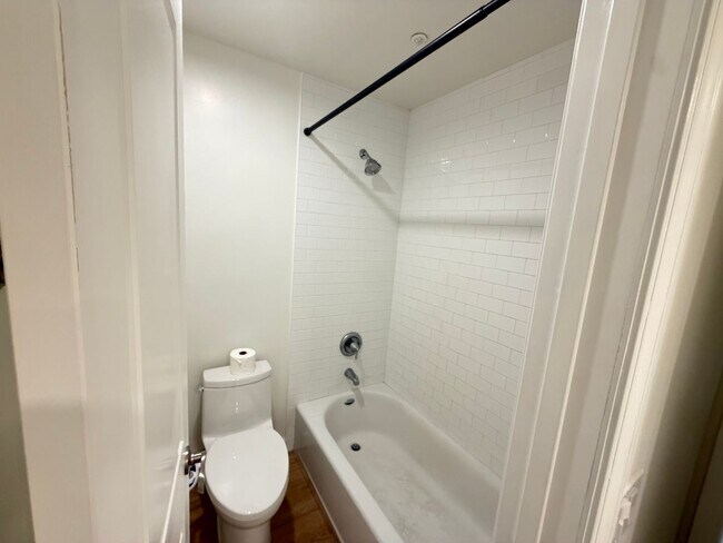 Building Photo - Cozy 2 Bedroom 1 Bath Unit