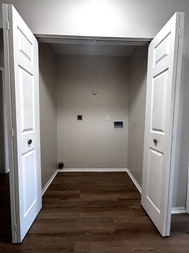 Building Photo - 2 Bed 1.5 bath Condo with Carport
