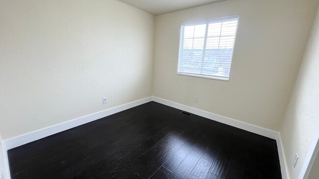 Building Photo - 5 Bedroom/4 Bathroom Home in West Valley City