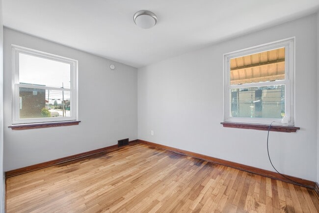 Building Photo - 1437 Lincoln Way
