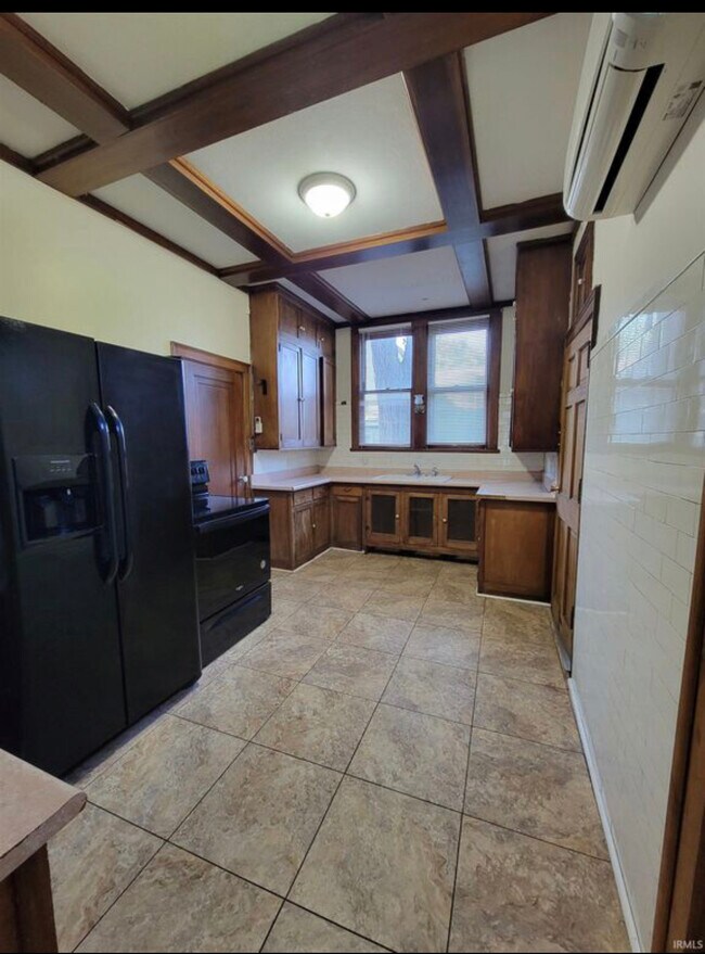 Kitchen - 1003 E Washington St