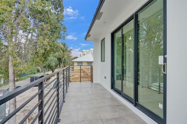 Building Photo - 606 SW 7th Ave