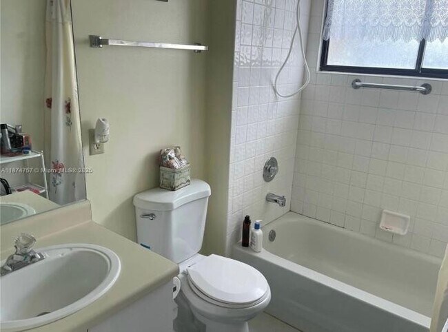 Building Photo - 739 Holly St