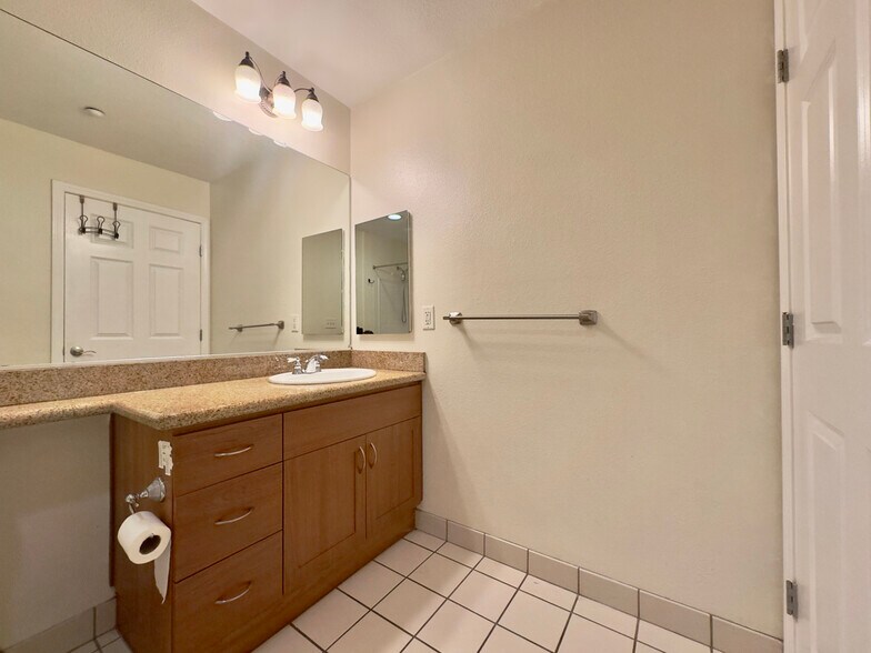 Building Photo - 1121 40th St