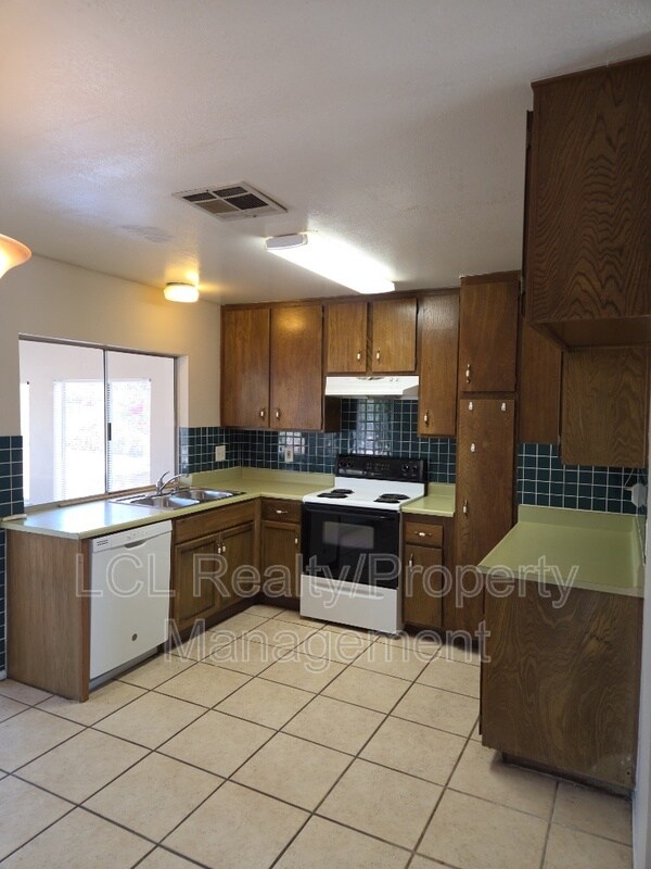 Building Photo - 26340 Harrisburg Dr