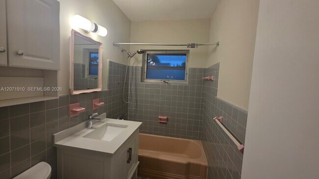 Building Photo - 260 SW 31st Ct