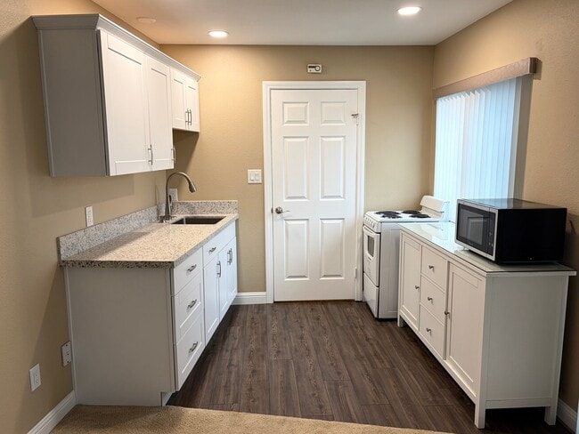 Building Photo - 8700 Rumson Dr
