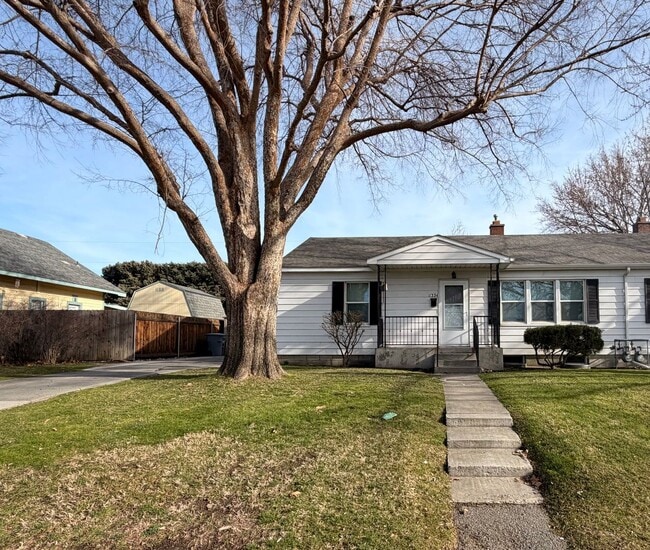 Building Photo - 2 Blocks from the river!!