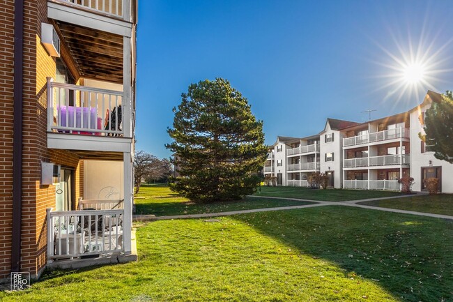 Building Photo - Two Bedroom Aurora Condo in District 204