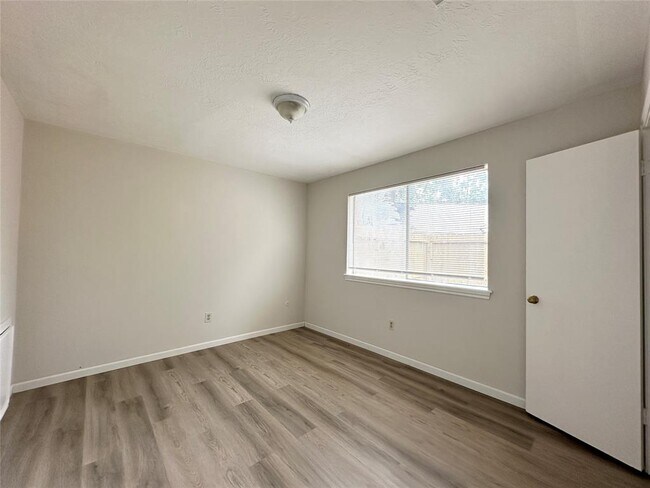 Building Photo - 6102 Howland Ct