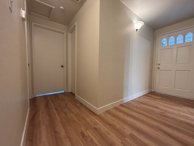 Building Photo - 3/1 in East Davis, New windows, new floors, new paint!