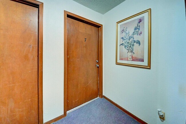 Building Photo - 1215 Oakland Rd NE