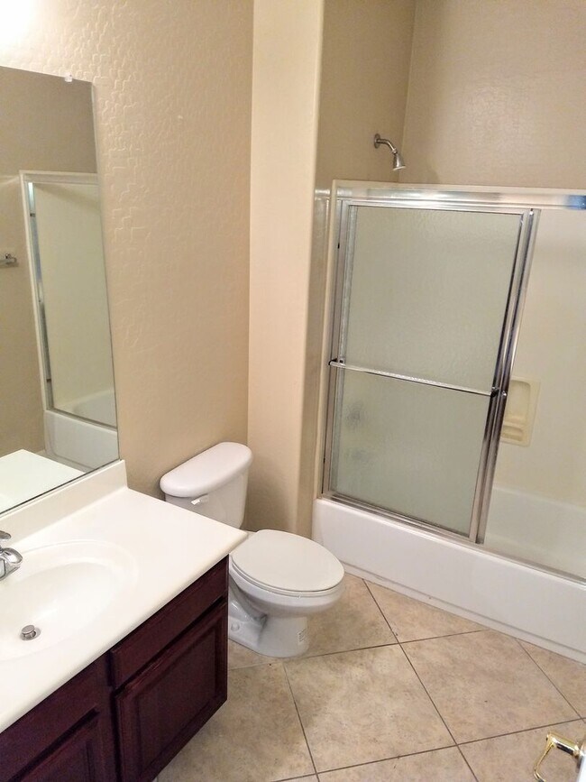 Building Photo - HUGE 5 bedroom, 3 bathroom in Glendale