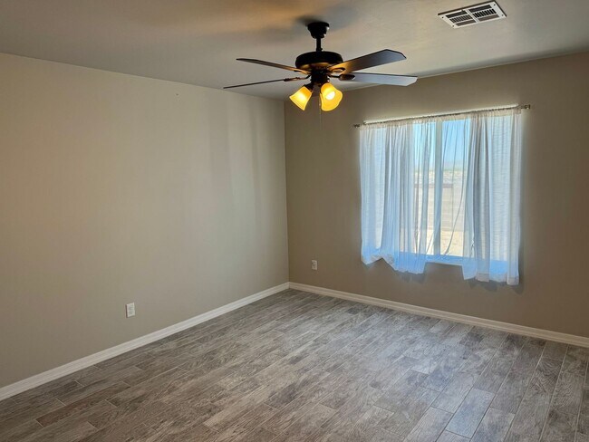 Building Photo - Enjoy the afternoon views in the 3 Bedroom...