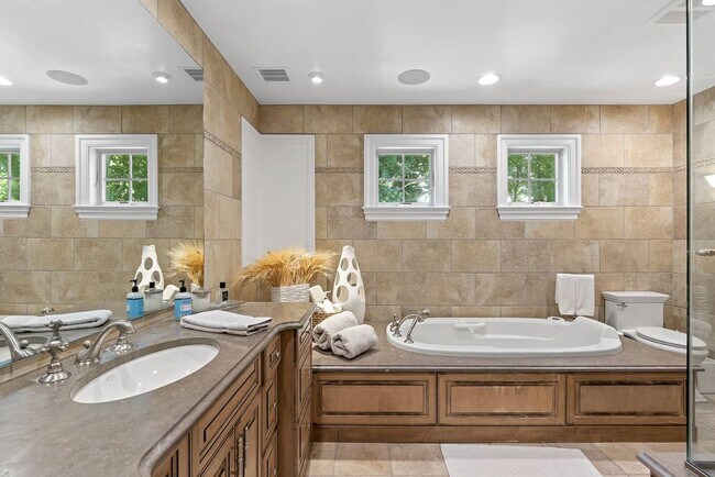 Building Photo - 50 Narrow Ln