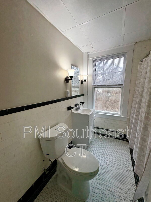 Building Photo - 640 Williams St