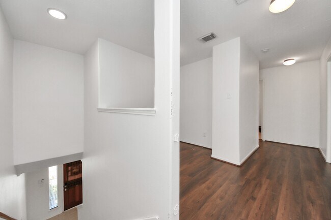 Building Photo - 5922 Hollister Cole