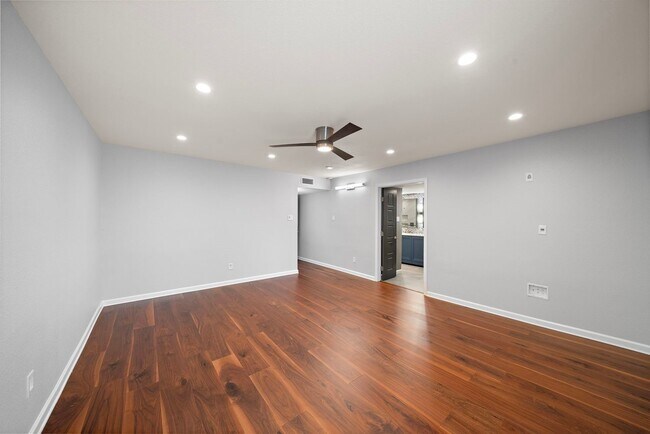 Building Photo - 8954 Chatsworth Dr