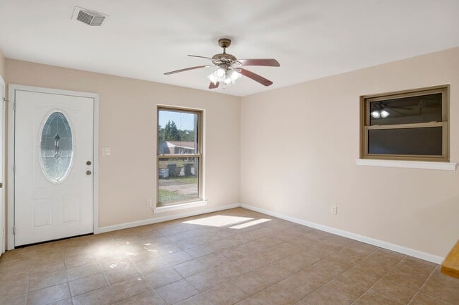 Building Photo - Renovated 3 bedroom home near UWF