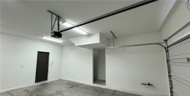 Building Photo - 6387 Ashland Crst St