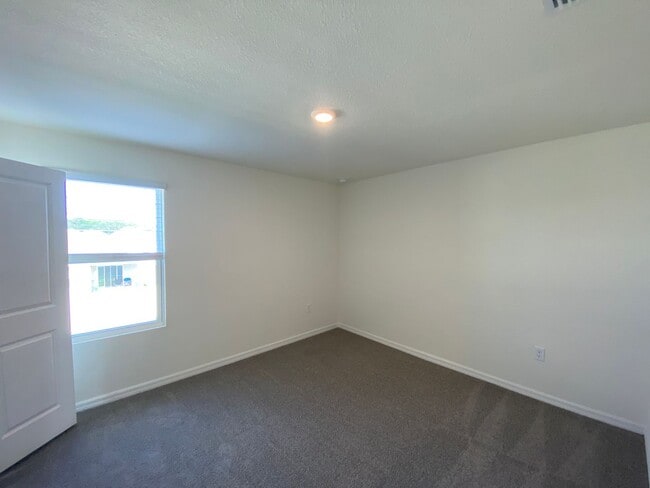 Building Photo - Avalon Woods 4/3/2 ***WON'T LAST***