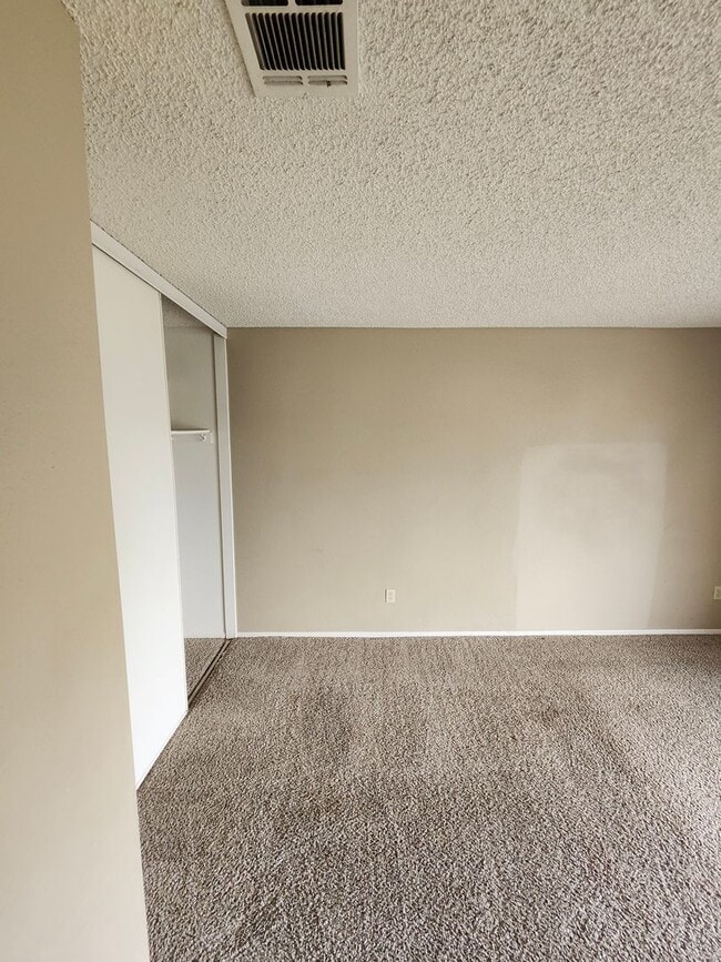 Building Photo - Inviting 3-Bedroom Home