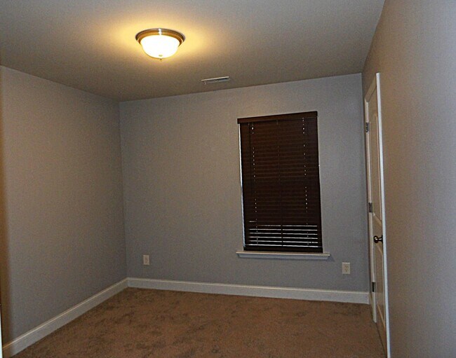 Building Photo - 706 Oak Cove Ln NW