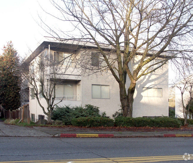 Building Photo - Trenton Apartments