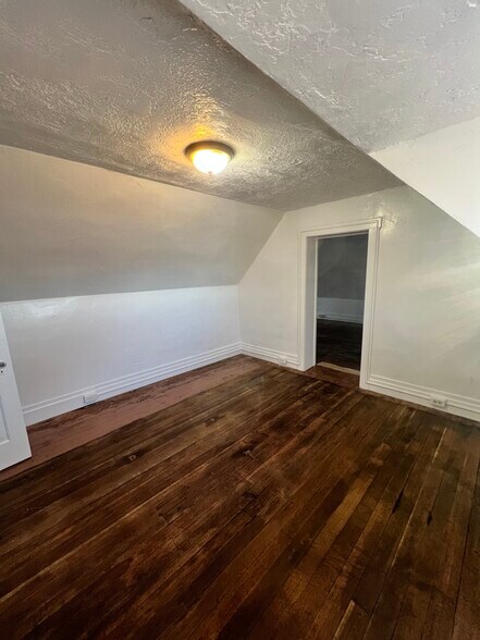 Building Photo - 749 Park Dr