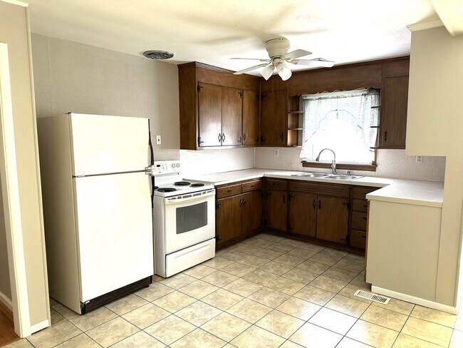 Building Photo - IMMACULATE ONE LEVEL HOME AVAILABLE IN SUR...