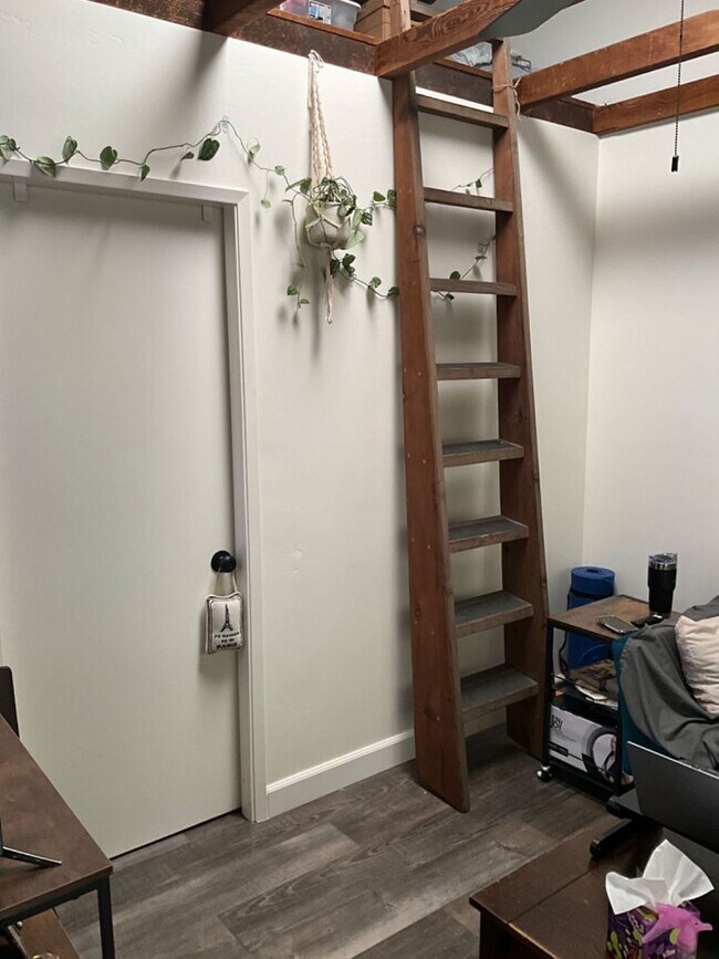 Building Photo - 1 bed, 1 bath - South Mission Hills neighborhood