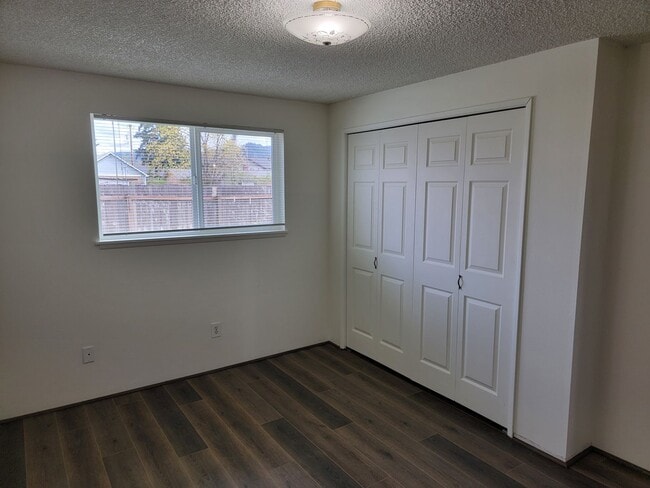 Building Photo - New paint and flooring