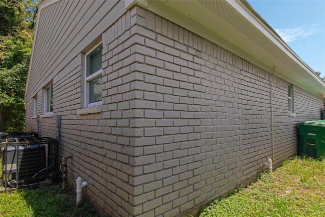 Building Photo - 3621 Mainer St