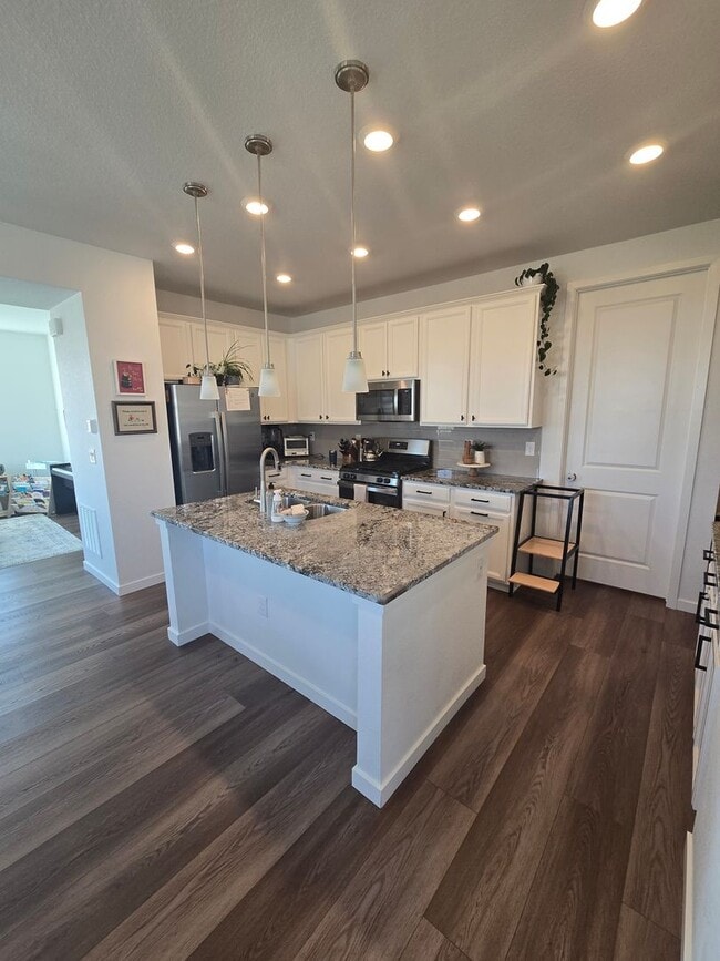 Building Photo - Spacious 4B/3B Available Early April!