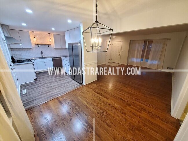 Building Photo - Beautiful Home in the Heart of Overland Park-Available NOW!!