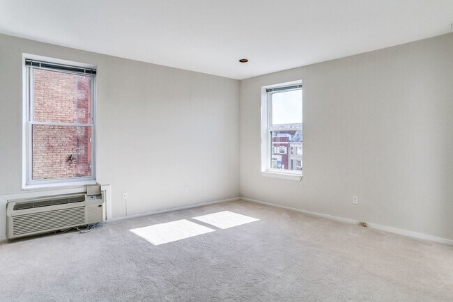 Building Photo - Top Tier Two-Level Abode-- Storage and Parking Included!