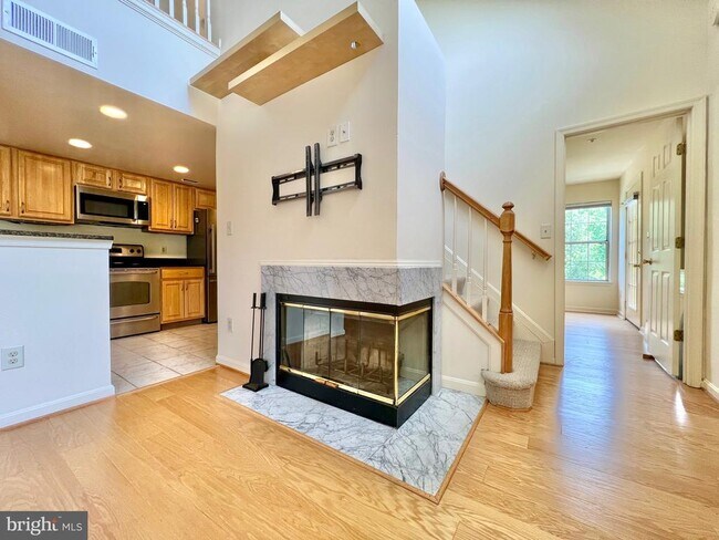 Building Photo - 927 Hillside Lake Terrace