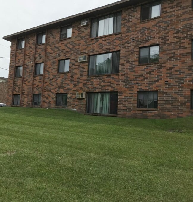 Building Photo - MOVE IN SPECIAL $1150.00 4 Bedroom Apartment