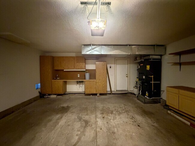 Building Photo - 6517 Glen Oak NE
