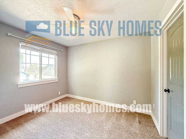Building Photo - 5930 N Silver Maple Ave