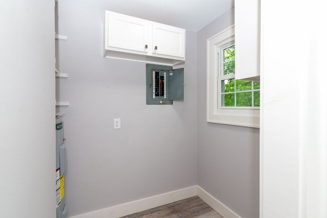 Building Photo - 3 Bedroom 2 Bath beautiful newly remodeled...