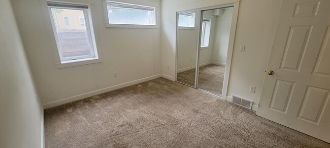 Building Photo - 303 Center St