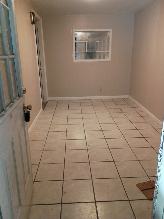 Building Photo - Charming 3-Bedroom Home – Spacious & Updated