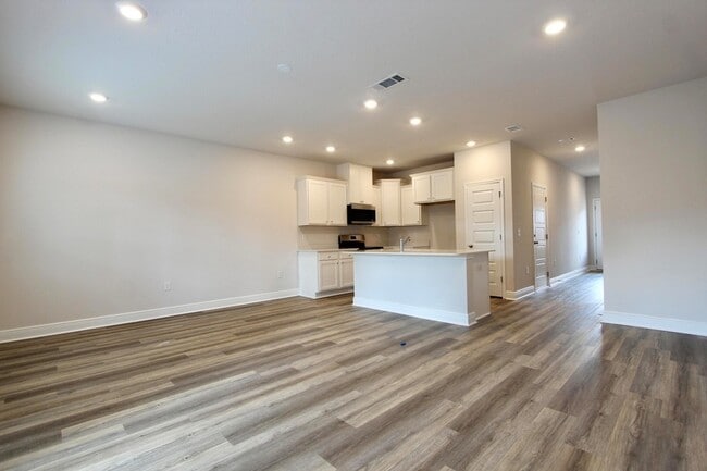 Building Photo - 323 Callie Dr